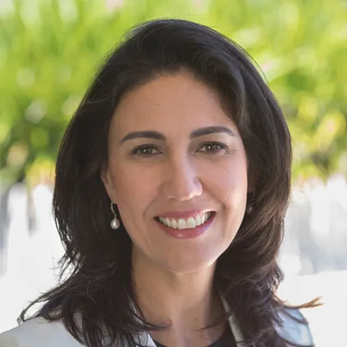 Dr Flavia Bueno