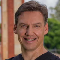 Dr Glen Schlaphoff